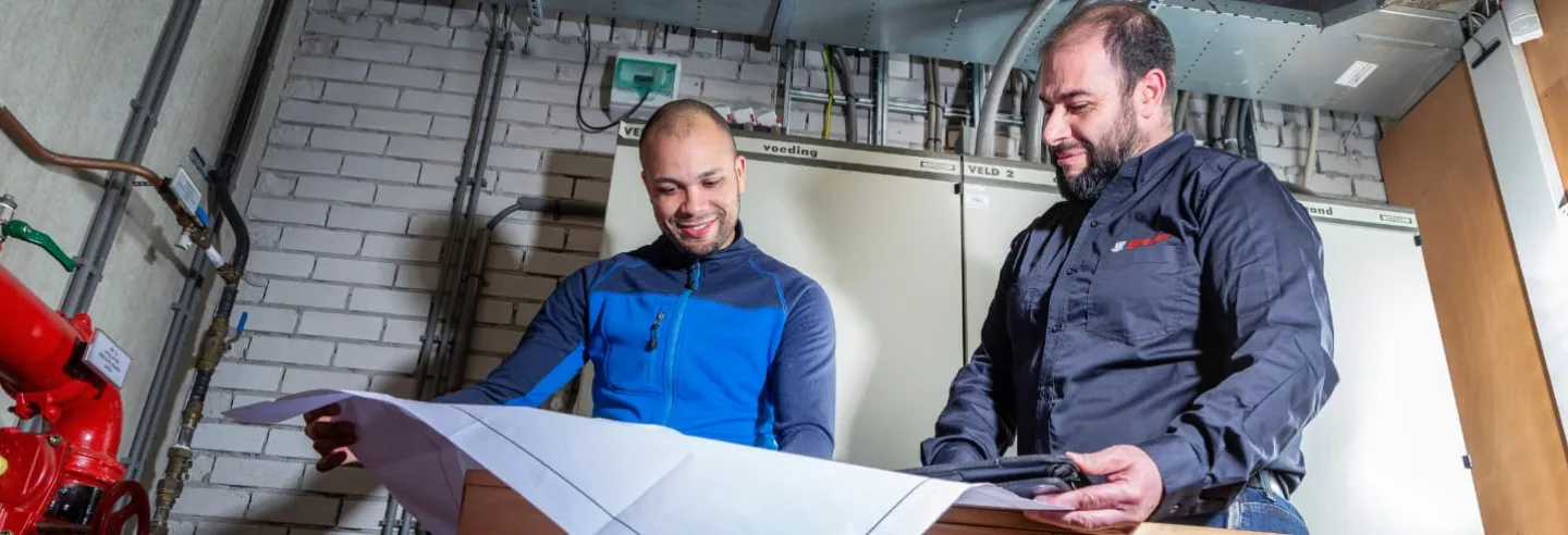 mannen kijken op papier