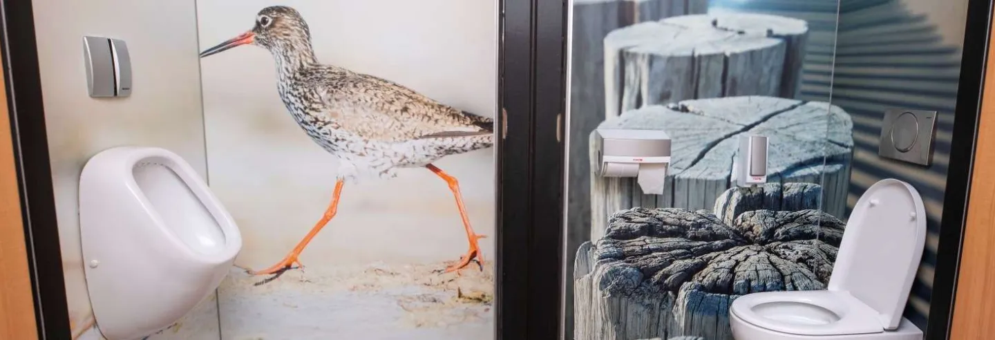 Moderne sanitaire ruimte met wit toilet, houten accenten en wanddecoratie met natuurfoto