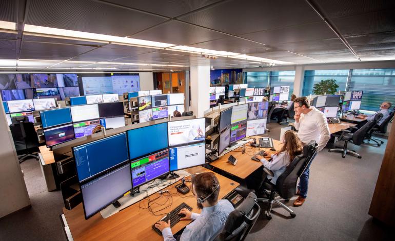 Cameratoezicht Trigion collega's die toezicht houden op de actuele situatie door te kijken naar zes verschillende beeldschermen.