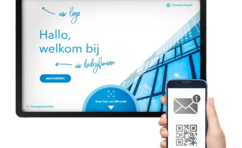 Een tablet met daarop een website met een hand daarvoor die een smartfone beethoudt.