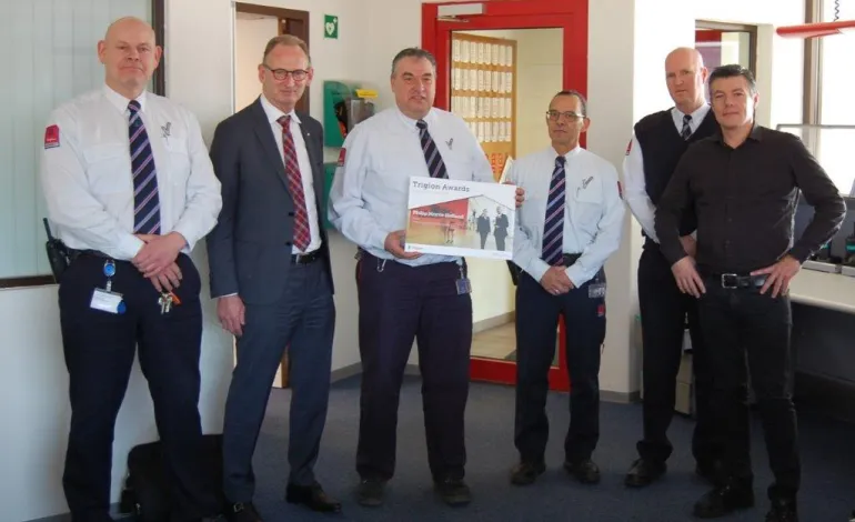 Het team van Philip Morris staat in uniform geposeerd voor de camera.