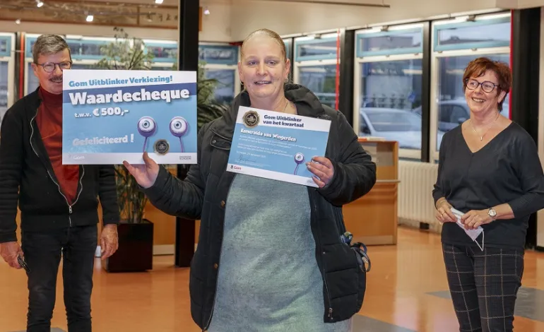 Gom Uitblinker Esmeralda houdt trots haar oorkonde en waardencheque omhoog