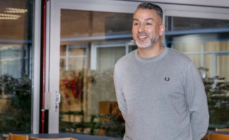 Opdrachtgever van Krohne kijkt lachend naar de Gom Uitblinker die buiten beeld staat.