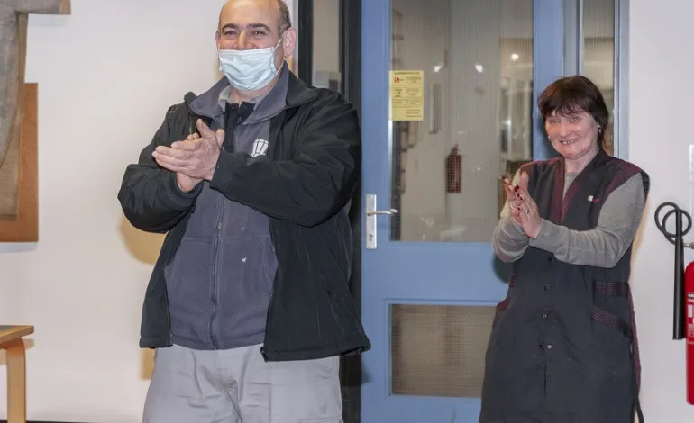 2 Gom-collega's van de Gom Uitblinker staan te klappen voor haar