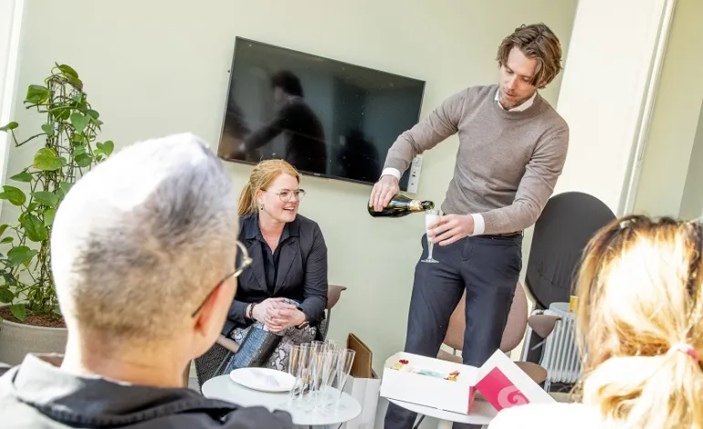 Leidinggevende schenkt cava in om de titel Gom Uitblinker te vieren met het gewonnen team Gom Zorg Den Bosch