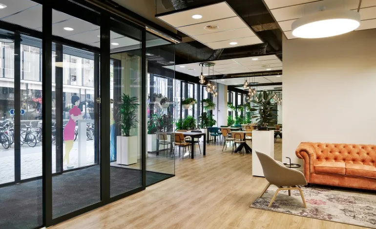 Ingang en ruime moderne ingerichte ontvangstruimte