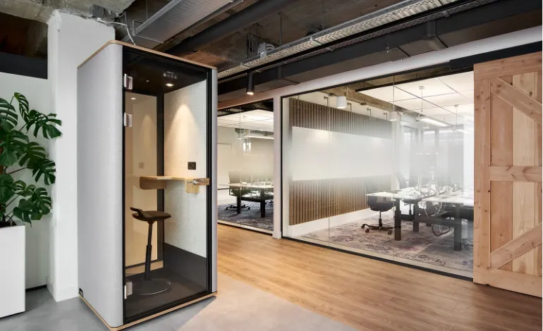 Door glas afgesloten vergaderruimte en stilte spreekruimte voor één persoon