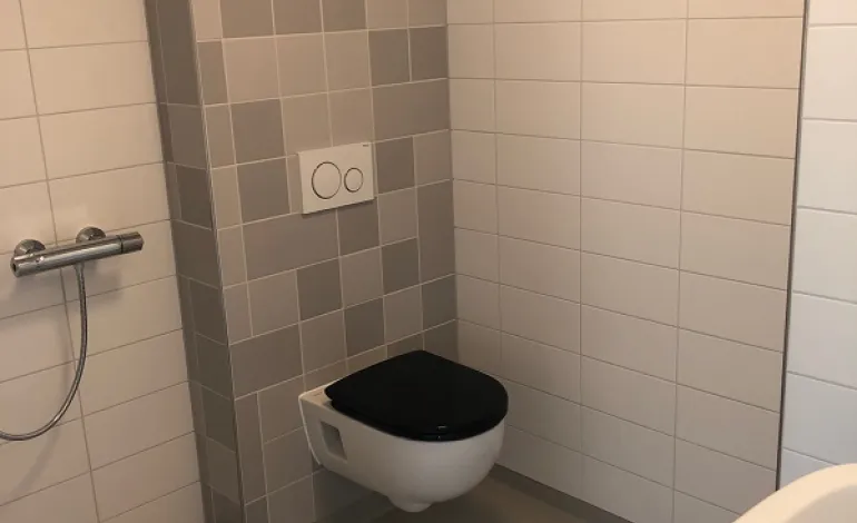 Nieuwe sanitaire ruimte van individuele woning aan ketelhuisplein