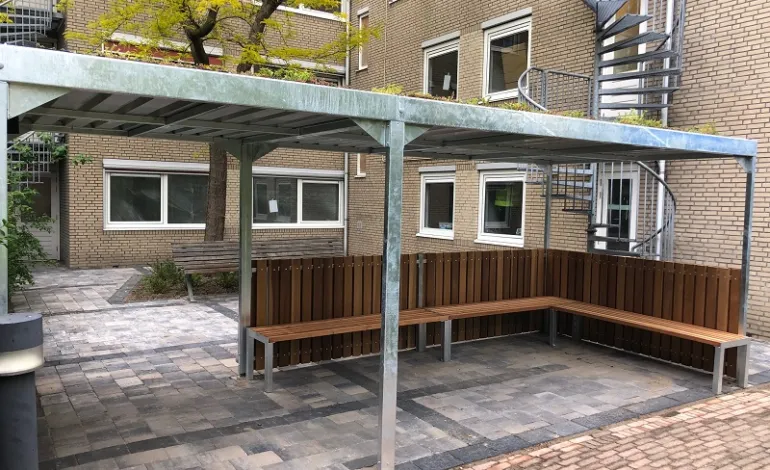 Nieuwe bank en overkapping bij ketelhuisplein amsterdam