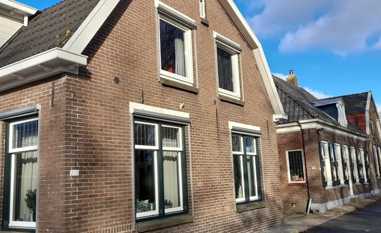 Gevel met nieuwe ramen na renovatie zuiderzeestraatweg oldebroek