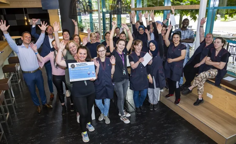 team Fontys staan te juichen met de Gom Uitblinker oorkonde