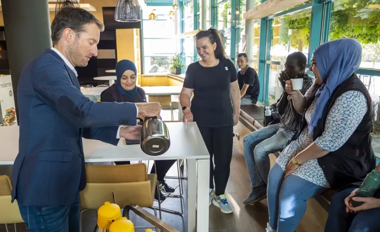 BU directeur Jeroen schenkt koffie in voor enkele medewerkers