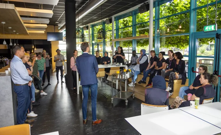 BU directeur Jeroen Hofmeester spreekt het team toe