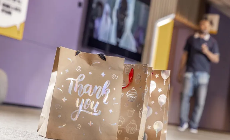 op de voorgrond 3 goodybags, staand op de grond