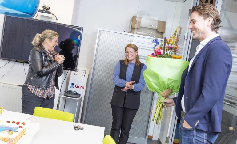Simone van de Velde staat links van winnaar Maartje Wouters en rechts van haar staat Luc Trommelen met een bos bloemen in zijn handen
