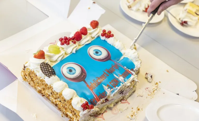 Een slagroomtaart met het beeldmerk van de Gom Uitblinker erop