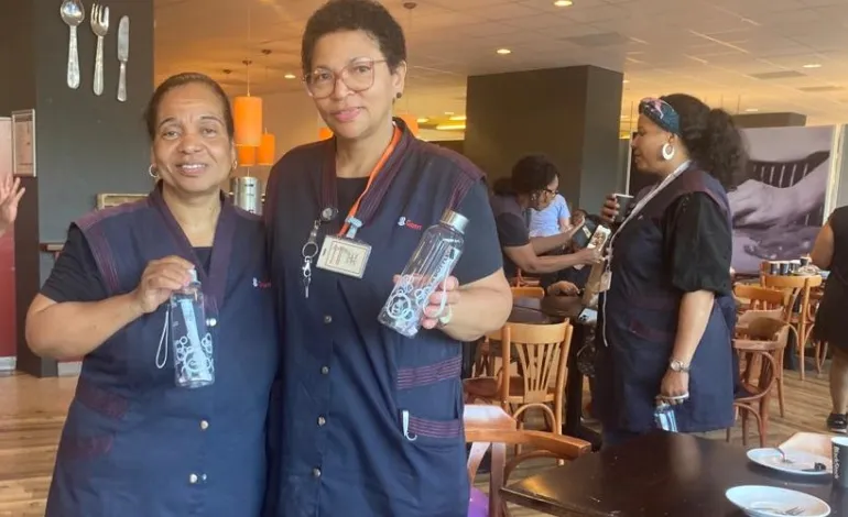 Dag van de schoonmaker - onze Gom collega's ontvangen presentje