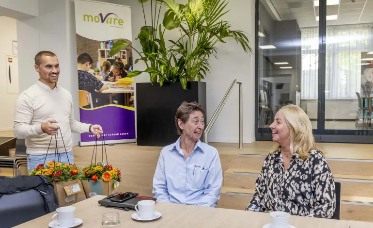 Gom Uitblinkers Jessica en Nancy worden verrast met bloemen