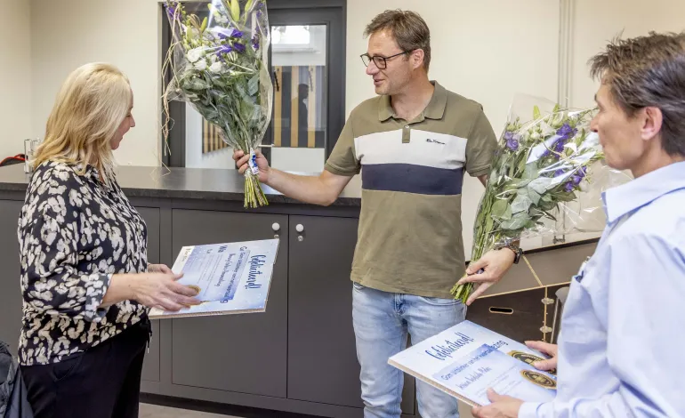 Gom Uitblinkers Jessica en Nancy ontvangen bloemen en certicaat