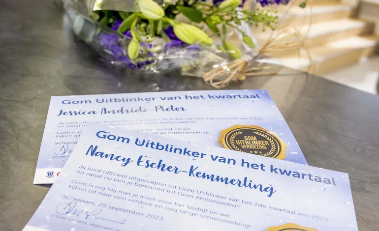 Certificaten en bloemen voor de Gom Uitblinkers