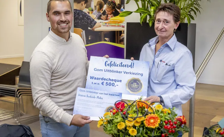Gom UItblinker Jessica neemt certificaat in ontvangst