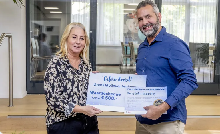 Gom Uitblinker Nancy neemt certificaat in ontbvangst