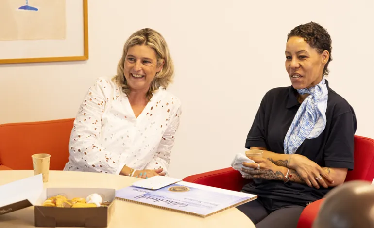 Gom Uitblinker - Stefanie Steinbach - even om de tafel