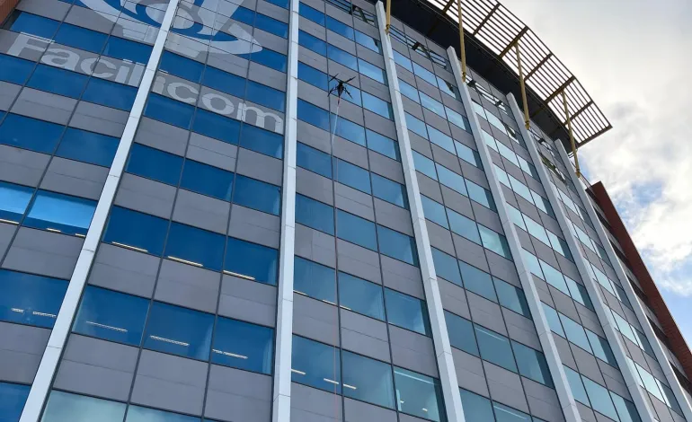 washdrone in actie facilicom groep gebouw