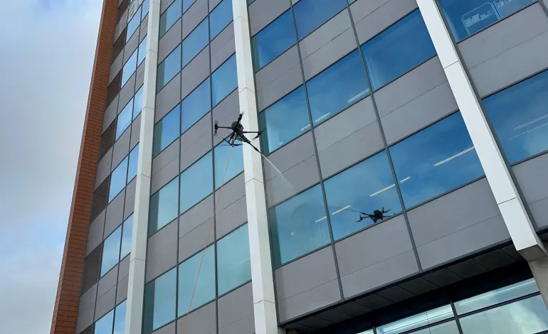 drone maakt ramen schoon