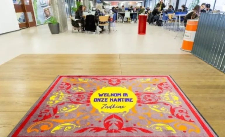 welkomstkleed waarop staat, Welkom in onze kantine Zadkine.
