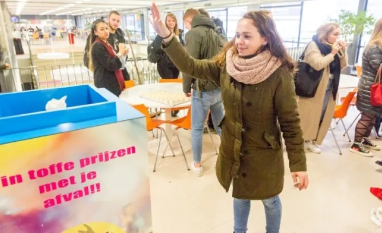 Een jonge vrouw die haar afval weggooit in de trash roulette