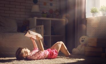 Meisje leest boek.