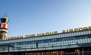 De voorkant van de luchthaven Rotterdam The Hague airport met zich op de verkeerstoren.