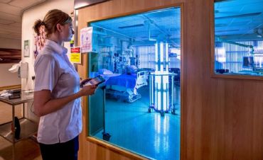 Een medewerkster van Gom Zorg bedient Thor, de desinfectierobot die werkt met UV
