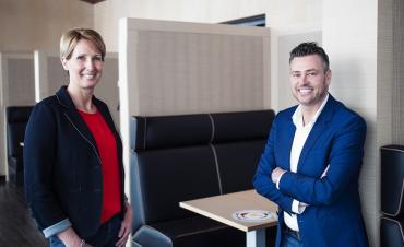 Mieke Sprinkhuizen en Geoffrey Nouws, branchemanagers innovatie van Gom kijken je lachend aan