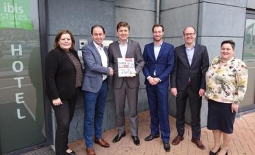 Collega's van Gom en medewerkers van Ibis Styles Haarlem na ondertekening nieuw contract