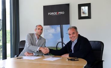 Sales directeur Menno van der Zalm (Trigion) en directeur Theo Karafantis (ForcePro) ondertekenen samenwerkingsovereenkomst