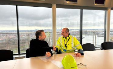 Peter Kalden (Huisman) en Menno van der Zalm (Trigion) ondertekenen contract