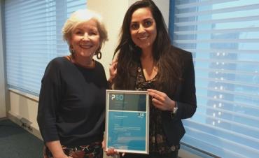 HR-directeur Marjolein Reijs en HR-business partner Shareen Peneux met certificaat in handen
