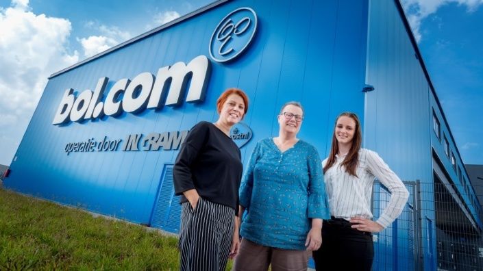 Medewerkers van Gom en Ingram Micro voor een DC van Bol.com.