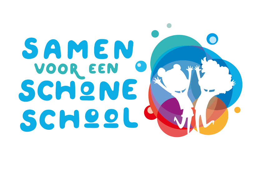 een logo met in blauw bubbelig lettertype 'Samen voor een schone school met daarnaast 2 witte silhouetten van kindjes  die springen voor gekleurde bubbels