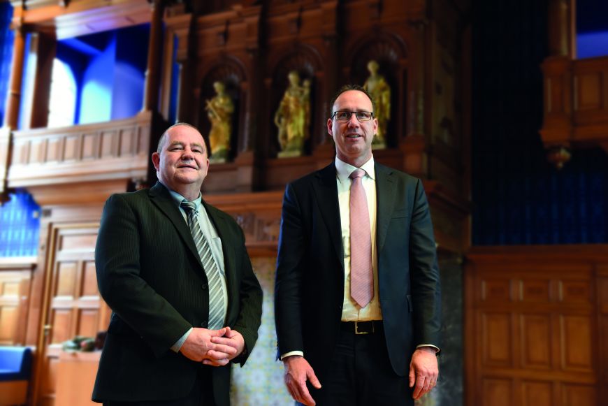 Twee mannen staan in pak voor een museumstuk in het Noordbrabants Museum in ’s-Hertogenbosch.