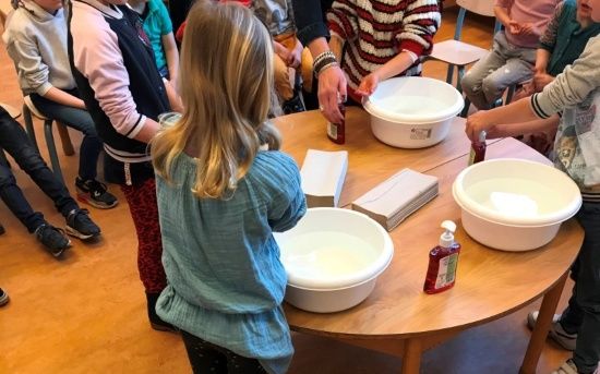 handenwasles op scholen, drie teiltjes en kinderen