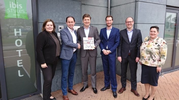 Collega's van Gom en medewerkers van Ibis Styles Haarlem na ondertekening nieuw contract