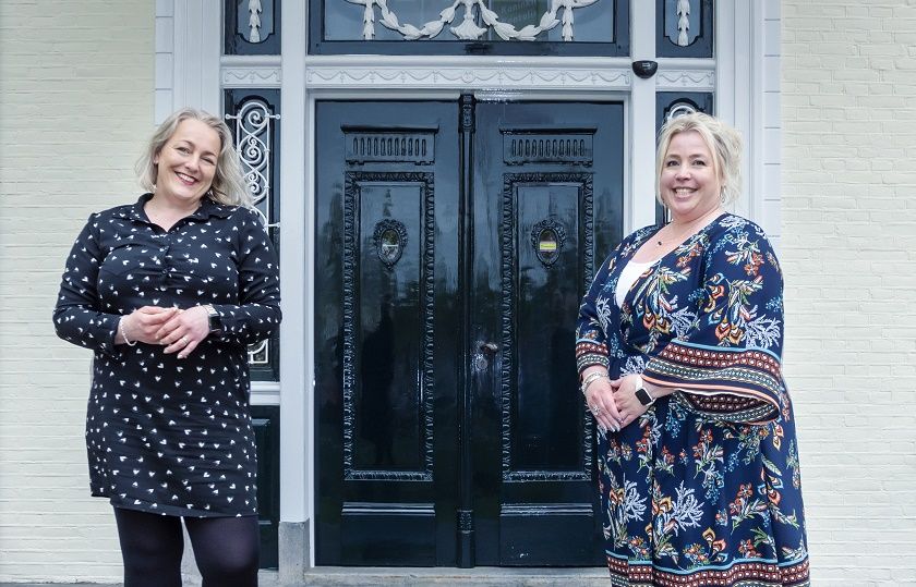 Gabriella de Goede, Gom Zorg en Carolien Lokken, Stichting Kentalis, staan samen voor de ingang van het monumentale pand Hemmen in Haren