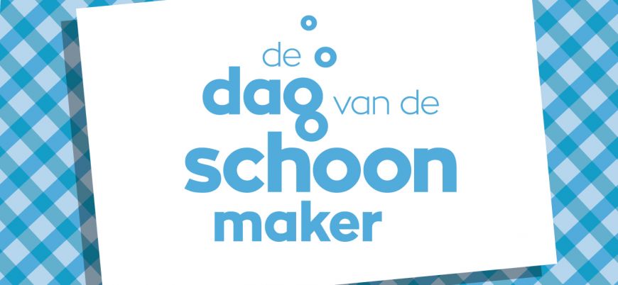 het logo van de dag van de schoonmaker in het lichtblauw op een witte achtergrond, met daarachter een lichtblauw geblokt picknickkleedje