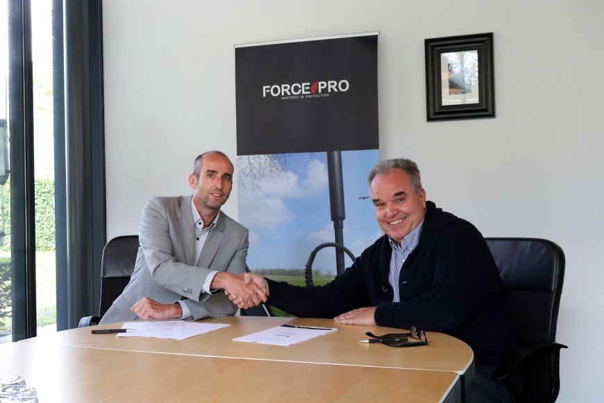 Sales directeur Menno van der Zalm (Trigion) en directeur Theo Karafantis (ForcePro) ondertekenen samenwerkingsovereenkomst