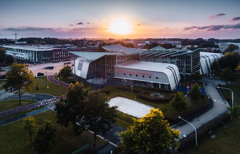 Een luchtfoto van Hanzehogeschool met een opkomende zon op de achtergrond