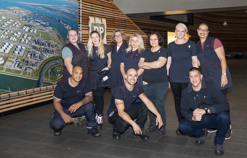 Het schoonmaakteam van Gom Offices, bestaande uit 10 personen in de hal bij opdrachtgever BP Nederland