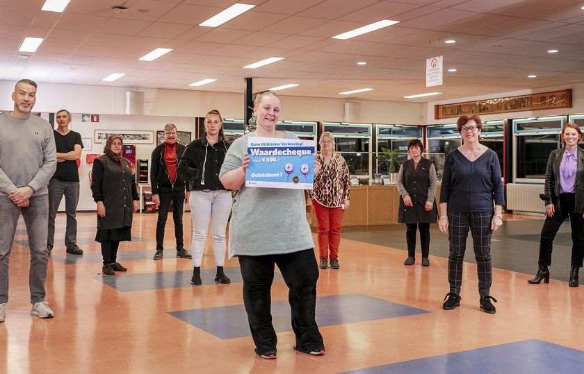 De Gom Uitblinker staat met de waardencheque en om haar heen staan collega's en leidinggevenden